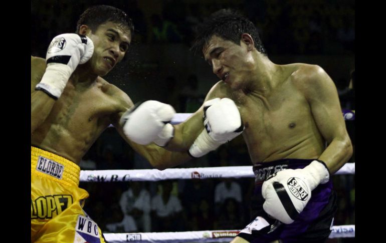 Foto de acción del tapatío Juan José 'Goofy' Montes (D), quien portará los guantes por una nueva oportunidad para el título. MEXSPORT  /