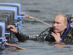 Regresó a la superficie con dos vasijas, que supuestamente encontró casualmente a unos dos metros de profundidad en el yacimiento. EFE  /