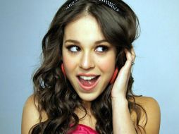 La cantante de Mundo de Caramelo, Danna Paola, responde en Twitter las críticas hechas por las fans mexicanas de Bieber. ESPECIAL  /