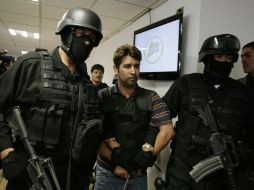 Policías mexiquenses someten a ''El Compayito'' quien confesó haber ordenado asesinar a unas 600 personas. REUTERS  /