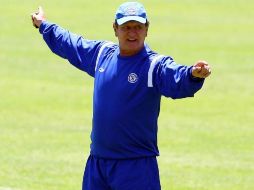 El técnico del Cruz Azul, Enrique Meza, durante sesión de entrenamiento previo al encuentro con Jaguares. MEXSPORT  /