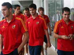 Los españoles Martín Montoya (I), Francisco Alarcón (I), Kiko (2d atrás) y Marc Bartra (D) llegan al hotel del equipo en Pereira. EFE  /