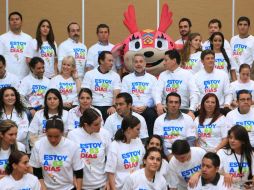 El mandatario se tomó la fotografía oficial con los proveedores Panamericanos. ESPECIAL  /