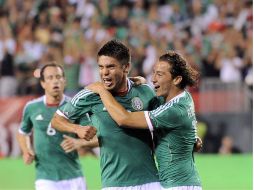 Andres Guardado (D) es abrazado por su compañero Oribe Peralta (I) .EFE  /