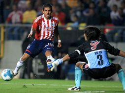 Imagen del disparo de Miguel Ponce que provocó el primer gol del partido. MEXSPORT  /