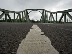 Imagen del puente Glienicker, en Berlín. Este puente fue utilizado para intercambiar información durante la Guerra Fría. EFE  /