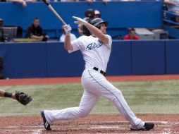 Adam Lind envia un hit para Yunel Escobar de los Angelinos. AP  /