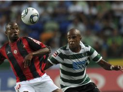 El jugador del Olhanense, Ivanildo Cassama (I) pelea por el balón con Evaldo Fabiano (D) del Sporting. AFP  /