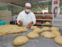Preparación de los panes sin levadura. El vino para la celebración no pasa formalmente por la fase de fermentación. S. NÚÑEZ.  /