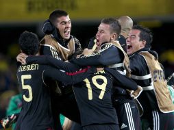 Los jugadores mexicanos festejan el triunfo sobre Colombia en el Estadio El Campín. MEXSPORT  /