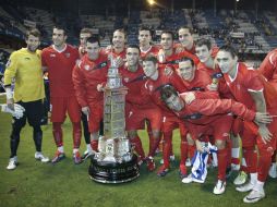 Los jugadores del Sevilla FC posan con el Trofeo tras vences al Deportivo en el estadio de Riazor en La Coruña. EFE  /