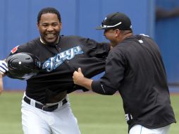 Edwin Encarnacion celebra el hit que lanzó para el triunfo sobre los Angels con Ricky Romero (D). REUTERS  /