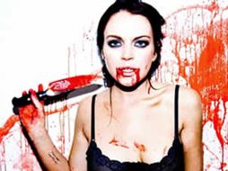 La actriz aparece con un cuchillo en la mano derecha, cubierta de supuesta sangre. DAILYMAIL.CO.UK  /