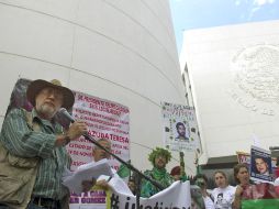 Javier Sicilia, líder del Movimiento por la Paz con Justicia y Dignidad, hoy frente al Senado, donde terminó la marcha. AFP  /