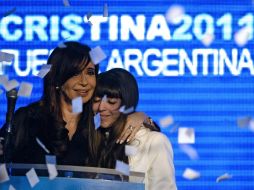 Cristina Fernández abraza a su hija Florencia tras conocer los resultados oficiales de las primarias de hoy. AFP  /