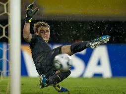 El portero de Brasil, Gabriel, detiene un penal en el partido de cuartos de final contra España. AFP  /
