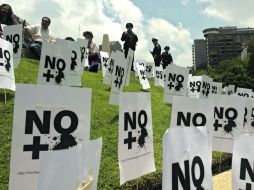 Los carteles con la consigna de alto a la violencia predominaron en la marcha sobre Paseo de la Reforma. AFP  /