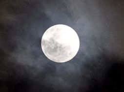 La Soyuz con los turistas a bordo se limitara a rodear la Luna y retornar a la Tierra. EFE  /