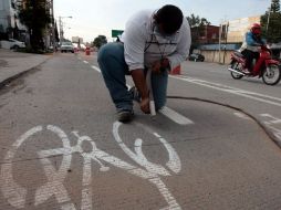 El sábado, trabajadores de Guadalajara iniciaron con equipo el borrado del señalamiento. A. HINOJOSA  /