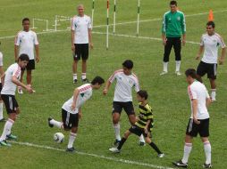 La Selección mexicana Sub-20 hizo partícipes del entrenamiento a algunos niños de la zona. EFE  /
