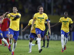 Los jugadores de Brasil; (I-D) Fernando, Bruno Uvini y Negueba celebran después de batir a España con un penalti. REUTERS  /