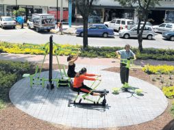 Equipo para ejercicios, además de los arreglos en la jardinería y la imagen, son parte de lo añadido a la avenida. A. CAMACHO  /