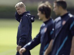 Arsene Wenger (izq.), técnico del equipo, alabó las habilidades de líder de Robin van Persie (der.) AP  /