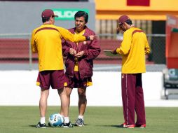 Raúl Arias (centro) habla con los miembros de su cuerpo técnico. MEXSPORT  /