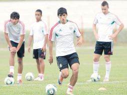 El atacante Alan Pulido conduce el esférico en la práctica del Tricolor, previo al duelo semifinal ante Brasil. MEXSPORT  /