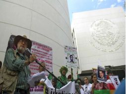 Javier Sicilia se reúne con diputados para abordar tema de seguridad y derechos humanos. AFP  /