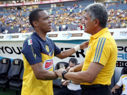 Adolfo Rosinei (I) de América saluda a Ricardo Ferreti (D) de Tigres, durante juego de la semana 5 del Apertura. MEXSPORT  /