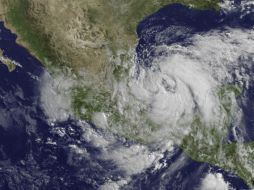 Las constantes lluvias causaron deslaves de rocas y la afectación de un automóvil en la carretera federal Acapulco. ARCHIVO  /