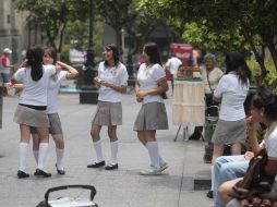 La Asociación Estatal de Padres de Familia dice que hay secundarias en las que se obliga a comprar los uniformes. ARCHIVO  /