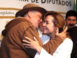Javier Sicilia, líder del Movimiento por la Paz con Justicia y dignidad, y la diputada Josefina Vázquez Mota, se saludan. EL UNIVERSAL  /