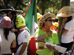 Este anuncio se da casi de manera simultánea que miles de personas se agolpaban en las calles para ver el paso de Benedicto XVI. AFP  /