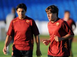 Bojan Krkic (der) y Nicholas Burdisso durante un entrenamiento del club. AFP  /