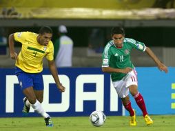 El seleccionado Sub-20, Ulises Dávila (D), dijo que no se ha hablado nada sobre salir de Chivas. MEXSPORT  /