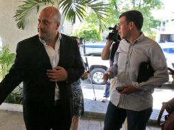 Los munícipes Enrique Alfaro y Miguel Castro recorrieron ayer las obras del parque lineal que se construye en Av. Adolf Horn. ARCHIVO  /