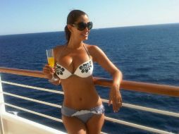 Ninel presume su figura en la playa con una bebida en mano. TWITTER @OFICIALNINEL  /