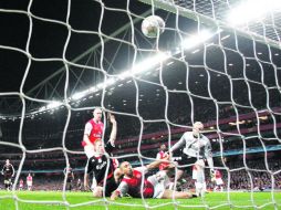 El holandes Kuyt (mano levantada), del Liverpool, generalmente le anota al Arsenal. GETTY IMAGES SPORT  /