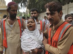 Familiares de una de las víctimas fallecidas lloran a las puertas de un hospital en Karachi. EFE  /