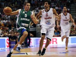 El base de la selección de Eslovenia Jaka Lakovic (I) encara el aro ante el base de la selección Española Ricky Rubio (C).EFE  /