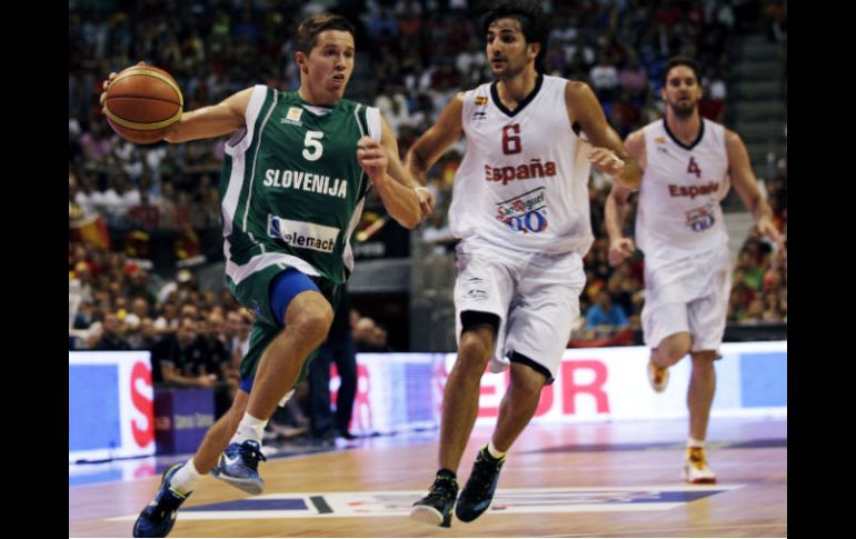 El base de la selección de Eslovenia Jaka Lakovic (I) encara el aro ante el base de la selección Española Ricky Rubio (C).EFE  /
