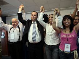 Miguel Ángel Monraz Ibarra (centro) levanta los brazos en señal de victoria junto a simpatizantes al finalizar la elección. A. HINOJOSA  /