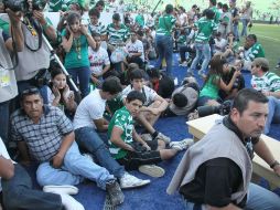 Durante el partido de Santos vs Monarco se escucharon detonaciones y la gente intentaba de cualquier forma protegerse. MEXSPORT  /