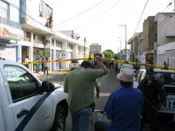 Autoridades y curiosos rondan la zona donde fueron encontradas bolsas con presuntas partes humanas, en la Colonia del Fresno. ESPECIAL  /