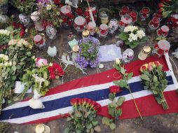 Flores y velas han sido colocadas como tributo a las víctimas de los atentados de Oslo del pasado 22 de julio de 2011. EFE  /