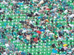 La afición trató de cubrirse en el poco espacio que hay entre las butacas, en lo que terminaba la balacera. AFP  /