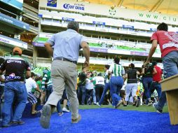 Los espectadores intentan salir del estadio en el partido del Santos- Monarcas. EFE  /