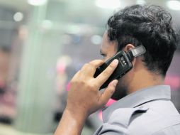 Los servicios de telecomunicaciones habrían bajado aún más sin la aplicación de este impuesto. EFE  /